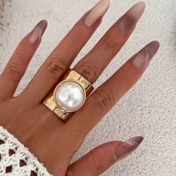 🎉Trendy🎉 Gold and Dome Shape Pearl Ring 💍 - Picture 2 of 4